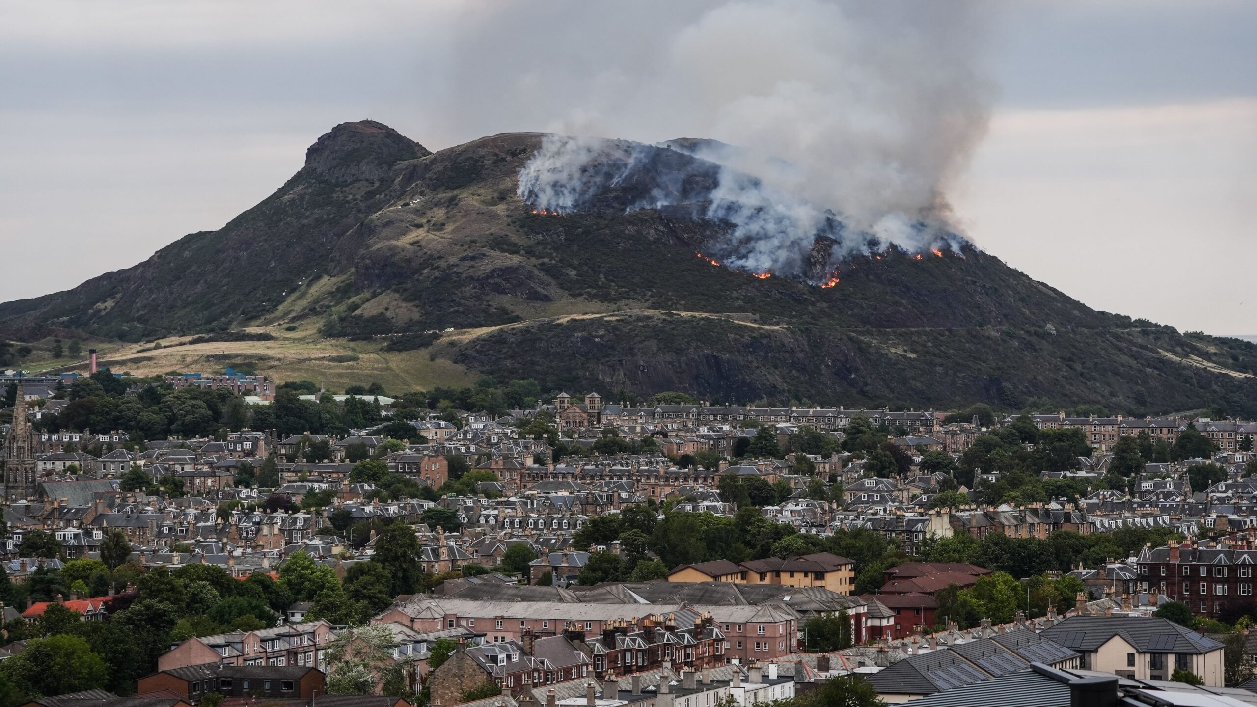 Arthurs Seat Fire Today: Edinburgh Authorities Battle Vegetation Blaze Near Iconic Peak as Emergency Crews Respond to Large Smoke Plume Above Holyrood Park